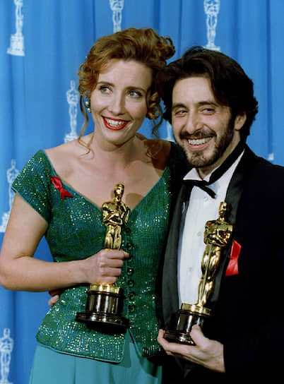 «Шекспир не нуждается ни в одном из нас, он переживет всех нас — уж поверьте. Это я вам гарантирую»
&lt;br>После получения премии «Оскар» за фильм «Запах женщины» Аль Пачино не номинировался на эту премию вплоть до 2020 года. Во второй половине 1990-х на экраны вышли несколько успешных фильмов с Аль Пачино. В 1996 году он выступил в качестве режиссера в театральной документальной драме «В поисках Ричарда». Спустя год Аль Пачино исполнил роль Сатаны в фильме «Адвокат дьявола».&lt;br>
На фото: с актрисой Эммой Томпсон