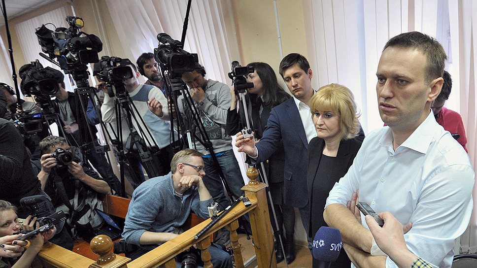 Председатель Координационного совета оппозиции Алексей Навальный (крайний справа)
