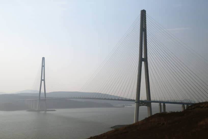 Русский мост — вантовый мост во Владивостоке, соединяющий полуостров Назимова с мысом Новосильского на острове Русском. Он был открыт 1 августа 2012 года. Имеет самый большой в мире пролет среди вантовых мостов (1104 м) и является вторым по высоте в мире (324 м)
