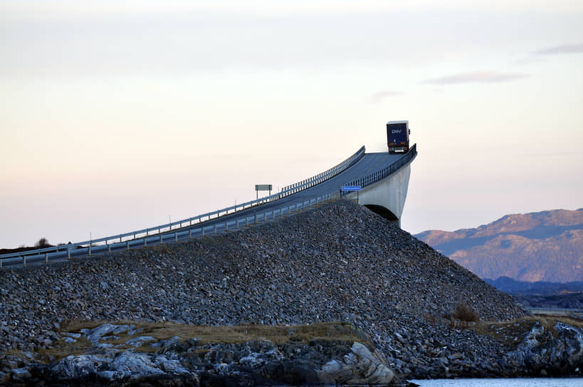 Сторсезандетский мост, возведенный 7 июля 1989 года, соединяет материковую часть Норвегии с островом Аверой и является самым длинным из 8 мостов «Атлантической дороги». Первоначально мост должен был быть горизонтальным, но, по неизвестным до сих пор причинам, в проекте произошли серьезные изменения. С разных точек обзора мост выглядит совершенно по-разному, а с определенного ракурса кажется и вовсе недостроенным. Возможно, именно поэтому местные жители прозвали его «пьяным мостом»   