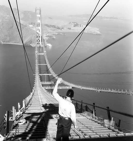 Мост «Золотые Ворота» в Сан-Франциско считается одним из самых узнаваемых мостов в мире. С момента своей постройки в 1937 году и до 1965 года он являлся самым большим висячим мостом в мире — общая его длина составляет 2737 м