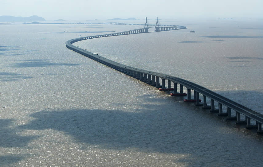 Мост через залив Ханчжоувань в Китае соединяет города Шанхай и Нинбо и является самым длинным трансокеанским мостом в мире. Его общая длина достигает 36 км. Его открыли 1 мая 2008 года
