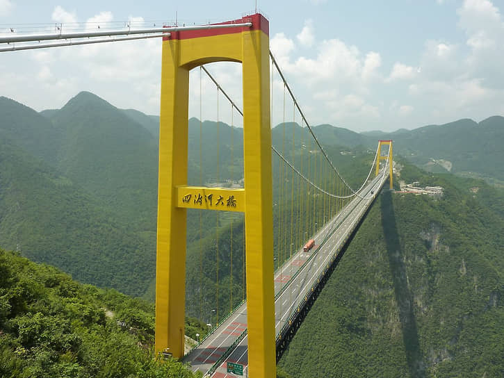 Висячий мост через долину реки Сыдухэ в китайской провинции Хубэй был открыт в 2009 году. Его максимальная высота над уровнем земли составляет 496 м