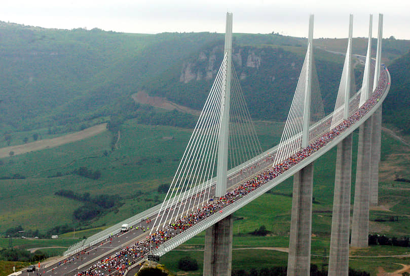«Виадук Мийо» — мостовое сооружение вантовой системы, проходящее через долину реки Тарн вблизи города Мийо в южной Франции. Был открыт 14 декабря 2004 года