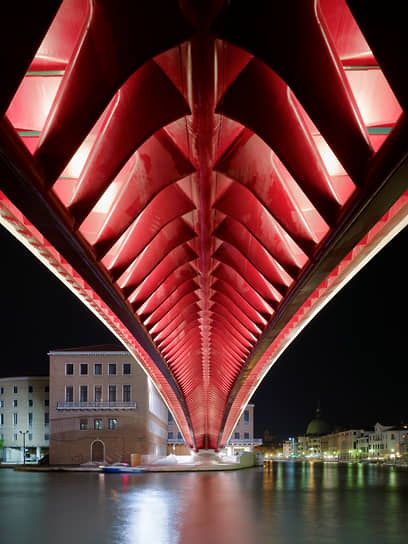 Мост Конституции в Венеции был возведен в 2008 году. Во время строительства мост вызвал серьезную критику со стороны горожан, в первую очередь — за его модернистскую архитектуру, которая не вписывалась в архитектурный ансамбль города и неудачное расположение. В результате власти отказались от торжественной церемонии открытия 