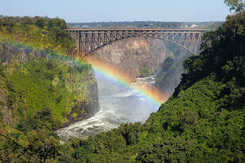 Мост водопада Виктория — железнодорожный мост через реку Замбези на границе Замбии и Зимбабве. Он был построен в 1905 году по проекту архитектора Джорджа Эндрю Хобсона, который ни разу не был в Замбии. Во время строительства мост был самым высоким железнодорожным мостом в мире