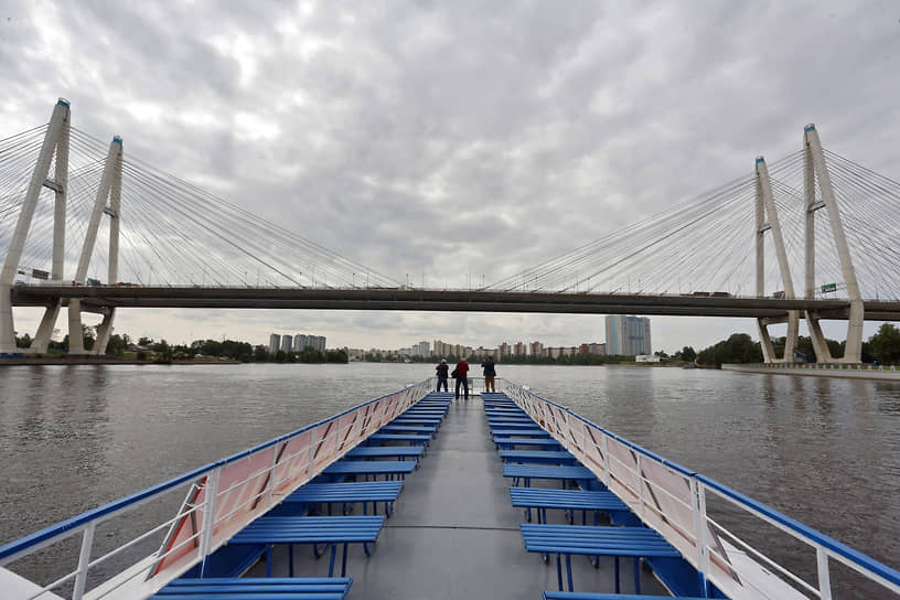 Большой Обуховский мост — первый неразводной мост через Неву в Санкт-Петербурге. Он был открыт 19 октября 2007 года. Его полная длина составляет 2884 м, он считается одним из самых длинных мостов России 
