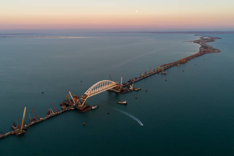 Крымский мост, соединяющий Керченский и Таманский полуострова, был открыт 15 мая 2018 года. Его общая протяженность составляет 19 км. 23 декабря 2019 года была открыта железнодорожная часть моста


