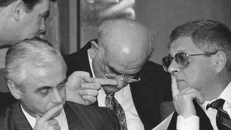 Экономические советники президента России: Виктор Ильюшин (второй слева), Евгений Ясин (в центре) и Александр Лившиц (справа) участвуют в обсуждении Государственной думой проекта бюджета страны на 1997 год
