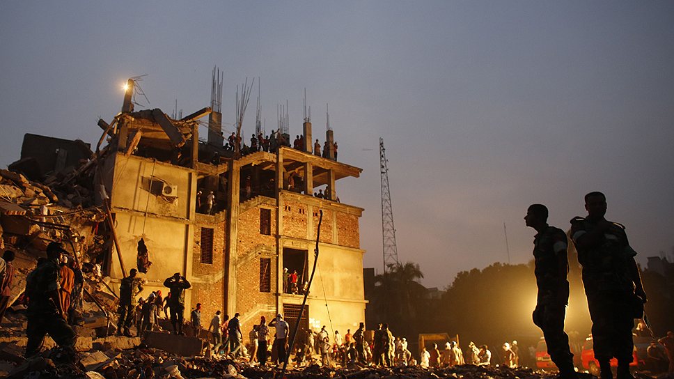 24.04.2013 – Более трехсот человек погибли под завалами восьмиэтажного здания, обрушившегося в городе Дакка в Бангладеш