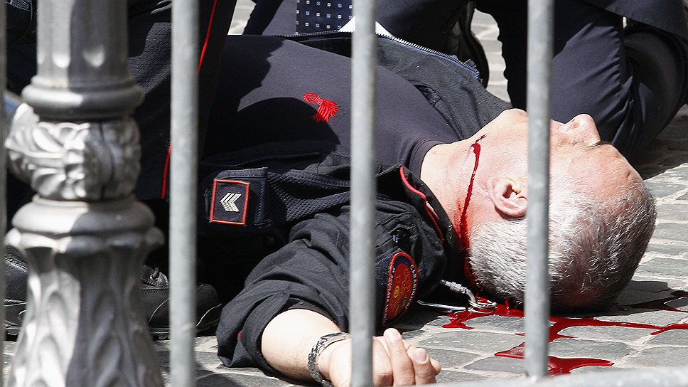28.04.13 -- 46-летний Луиджи Преити устроил стрельбу перед офисом премьер-министра Италии. В результате были ранены два карабинера и прохожая 