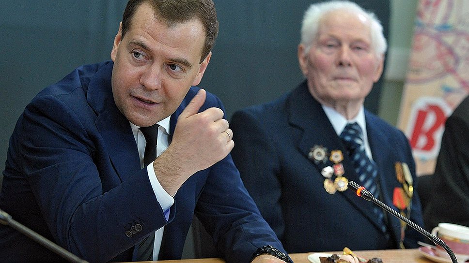 Председатель правительства России Дмитрий Медведев (слева)