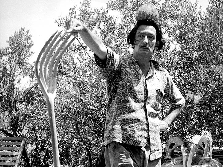 «Я — высшее воплощение сюрреализма — следую традиции испанских мистиков»
&lt;br>
На фото: Сальвадор Дали в своем саду, 1954 год