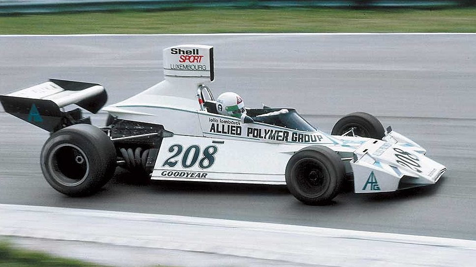 Пилот Лелла Ломбарди на Гран-при Великобритании в 1974 году. Тогда итальянка вышла на старт с экстравагантным 208-м номером, являющимся рекламой местной радиостанции, работавшей на частоте 208 кГц