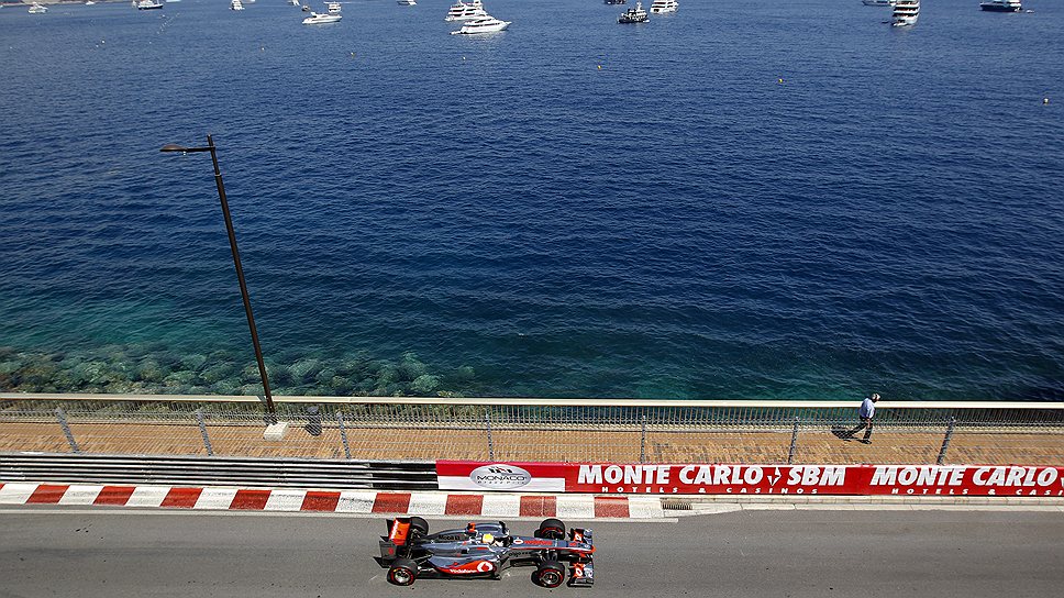 Единственный Гран-при, проведение которого занимает не три дня, а четыре,— это Гран-при Монако. Свободные заезды там традиционно проводятся в четверг, а не в пятницу, которая используется командами для многочисленных вечеринок и экскурсий для знаменитостей