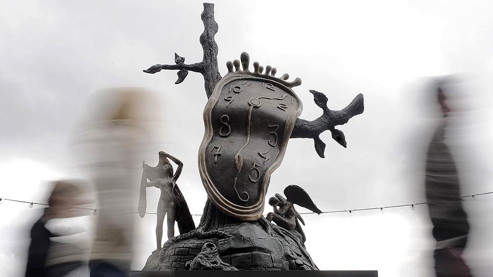 «В искусстве я нечто вроде сыра камамбер: чуть переберешь, и все»
&lt;br>«Мягкие часы» или «Постоянство памяти» (1931 год) — одна из самых известных работ Дали. Картина была написана в результате ассоциаций, возникших у Дали при виде плавленого сыра камамбер&lt;br>
На фото: скульптура по мотивам работы Сальвадора Дали «Мягкие часы» в Лондоне, 2009 год