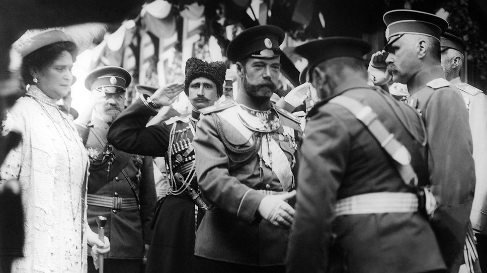 Николай II и императрица Александра Федоровна приветствуют офицеров во время прохода мимо Чудова монастыря, 1912 год