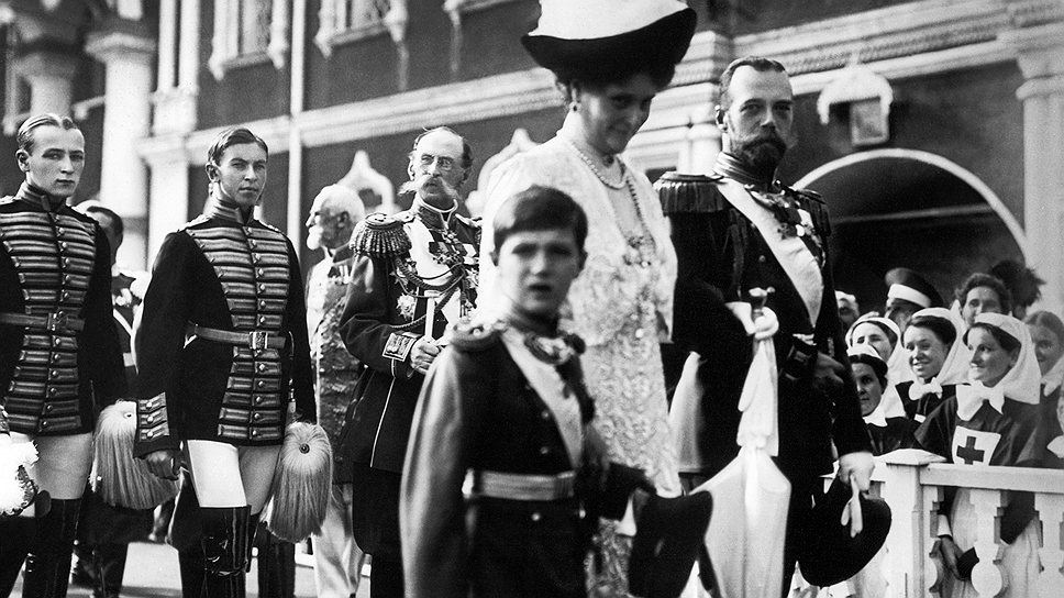 Справа налево: император Николай II, императрица Александра Федоровна, наследник Алексей, 1912 год