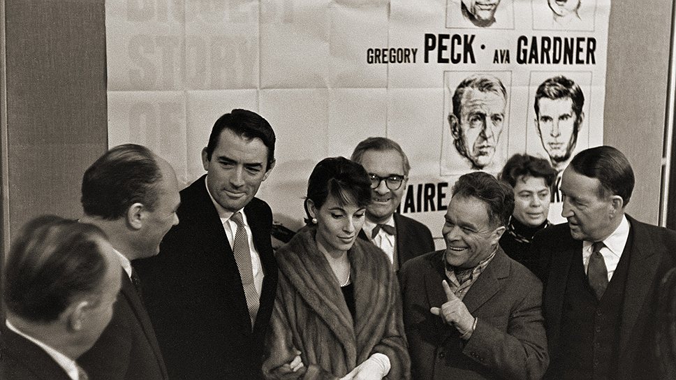Премьера американского фильма &quot;На берегу&quot; в Центральном Доме кино. Исполнитель главной роли американский актер Грегори Пек (третий слева) с супругой Вероникой (в центре) на премьере фильма, 1960 год