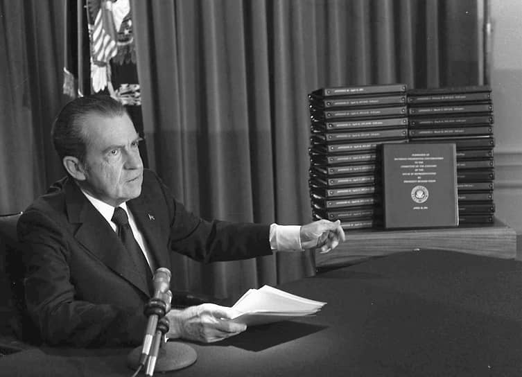 Через девять месяцев Верховный суд США единогласно — восемь «за», ноль «против» — вынес решение: пленки должны быть заслушаны на суде. В результате выяснилось, что прямого приказа Никсона поставить «жучки» в штабе демократов не было — записи были подчищены&lt;br>На фото: телеобращение Ричарда Никсона к нации