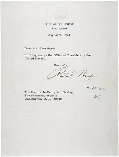 В письме с просьбой об отставке (на фото) Ричард Никсон написал: «Достопочтенному Генри А. Киссинджеру, государственному секретарю. Уважаемый государственный секретарь, настоящим я оставляю должность президента Соединенных Штатов. С уважением, Ричард Никсон. 9 августа 1974 года»