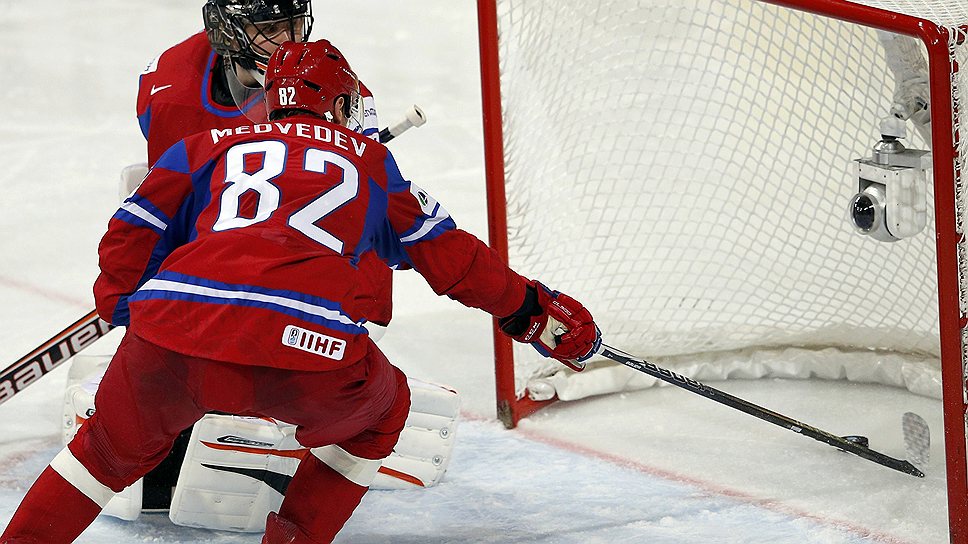 Евгений Медведев достает шайбу из ворот сборной России после очередного гола команды США