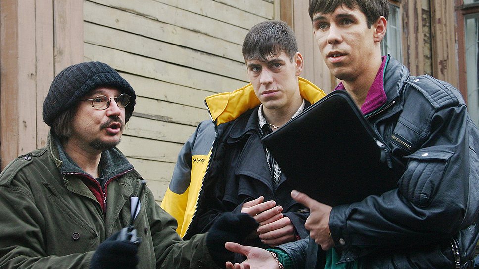Слева направо: Алексей Балабанов, Джитрий Дюжев и Алексей Панин. На съемках фильма &quot;Жмурки&quot;