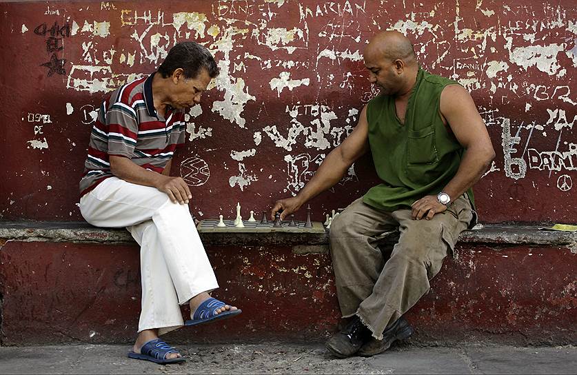 Жители Кубы ведут очень неспешный образ жизни: например, вернувшись с работы, могут вздремнуть на скамейке в тени деревьев, не беспокоясь о делах и бытовых проблемах
