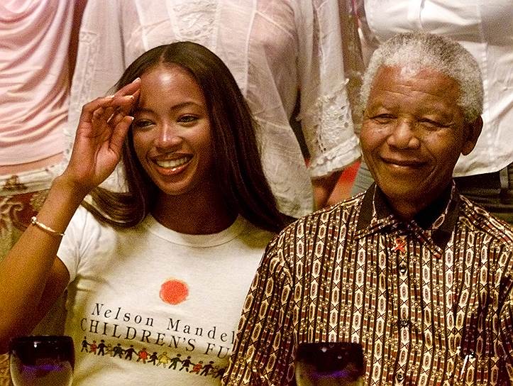 Модель с детства боготворила известного борца за свободу и права человека Нельсона Манделу (на фото), который называл ее своей внучкой. В 2007 году Наоми открыла памятник Нельсону Манделе в Лондоне
