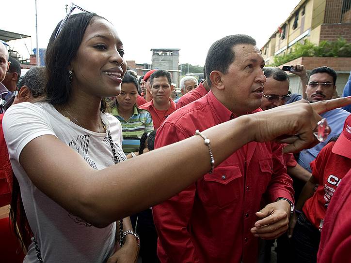 В 2007 году в Венесуэле Наоми Кэмпбелл встретилась с президентом страны Уго Чавесом (на фото). О чем беседовали политик и модель, оба отказались говорить, однако госпожа Кэмпбелл призналась, что не первый раз посещает Венесуэлу и ей очень нравятся природа и доброжелательность жителей этой страны