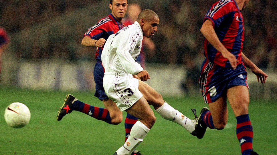 Игрок «Реала» Роберто Карлос (в центре), игрок «Барселоны» Роналдо (справа), 1997 год