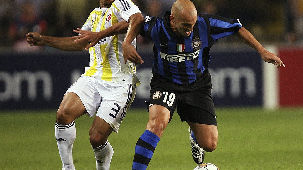 Роберто Карлос (слева), ФК «Фенербахче». Эстебан Камбьяссо ФК «Интер», 2007 год