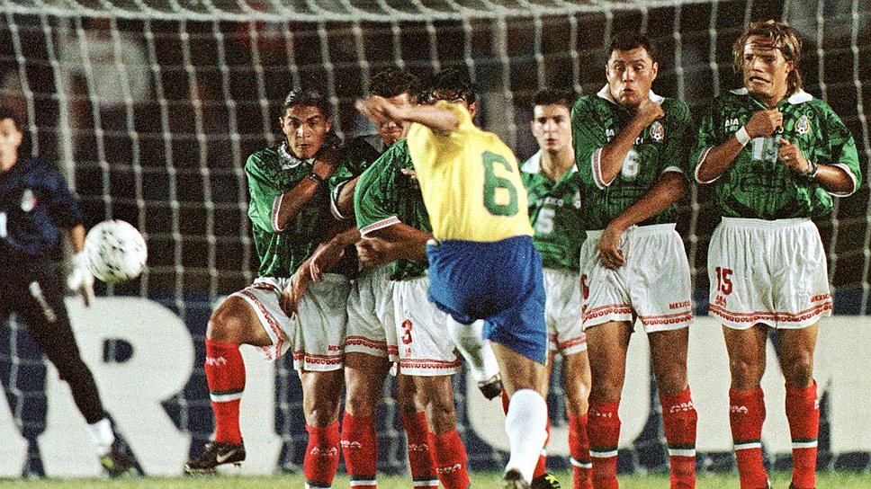 Роберто Карлос пробивает штрафной в матче сборная Бразилии—сборная Мексики, 1997 год