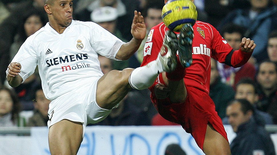 Игрок «Реала» (Мадрид) Роберто Карлос борется за мяч с игроком «Реала» (Сарагоса) Понцио, 2005 год