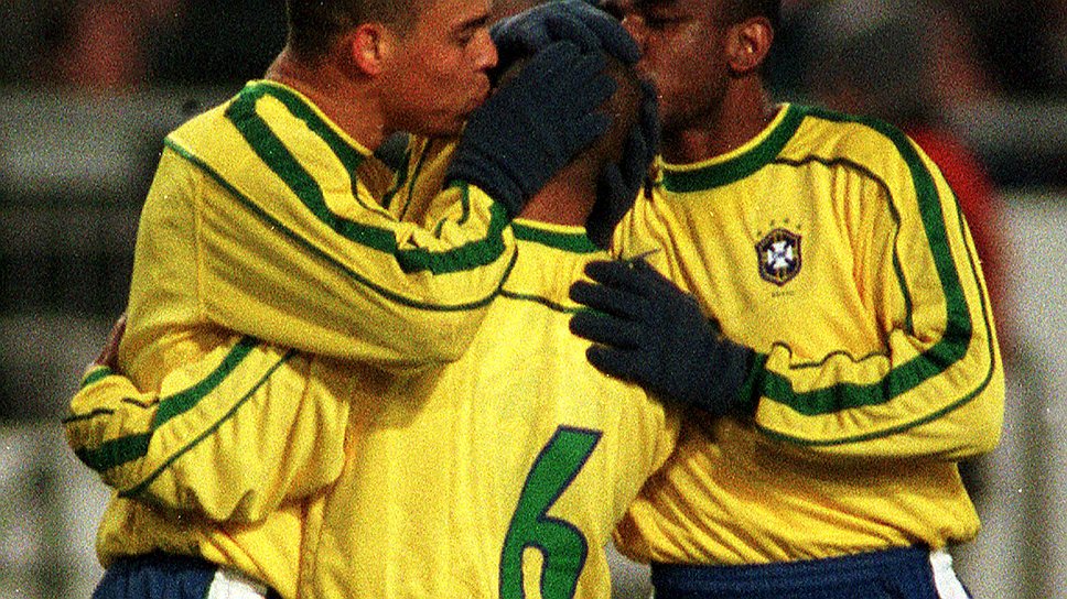 Роналдо (слева) и Сезар Сампайо (справа) благодарят Роберто Карлоса (в центре) после его голевой передачи, сборная Бразилии—сборная Германии, 1998 год