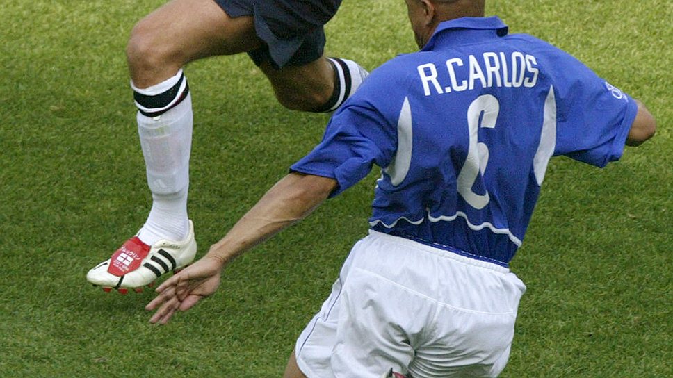 Роберто Карлос (сборная Бразилии) пытается обыграть Дэвида Бекхема (сборная Англии), 2002 год