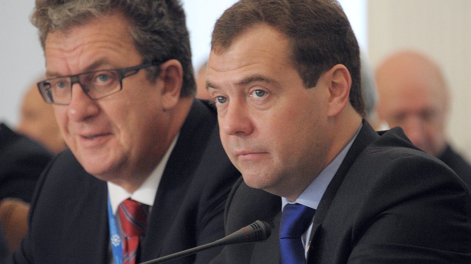 Сергей Приходько (слева) и председатель правительства России Дмитрий Медведев 