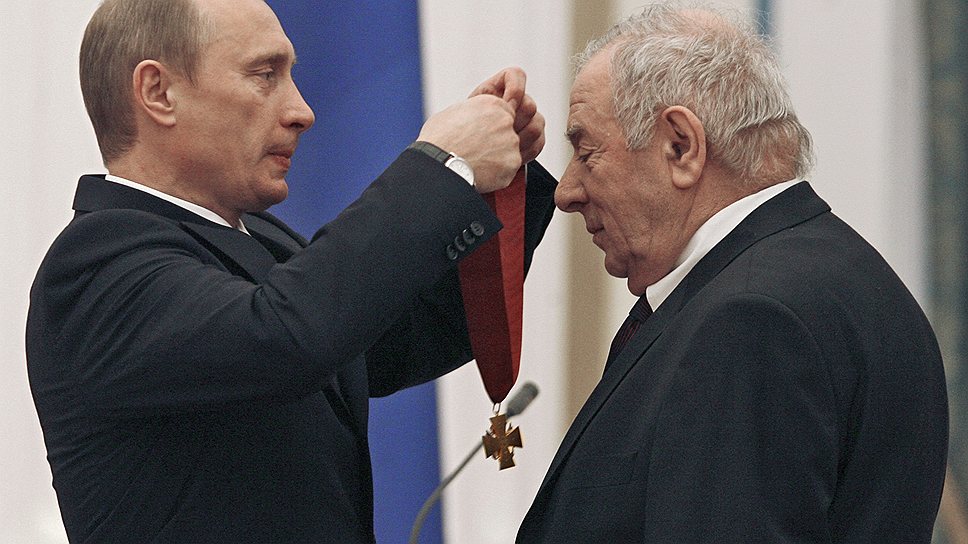 Петр Тодоровский (справа) во время церемонии вручения государственных наград президентом, 2006 год