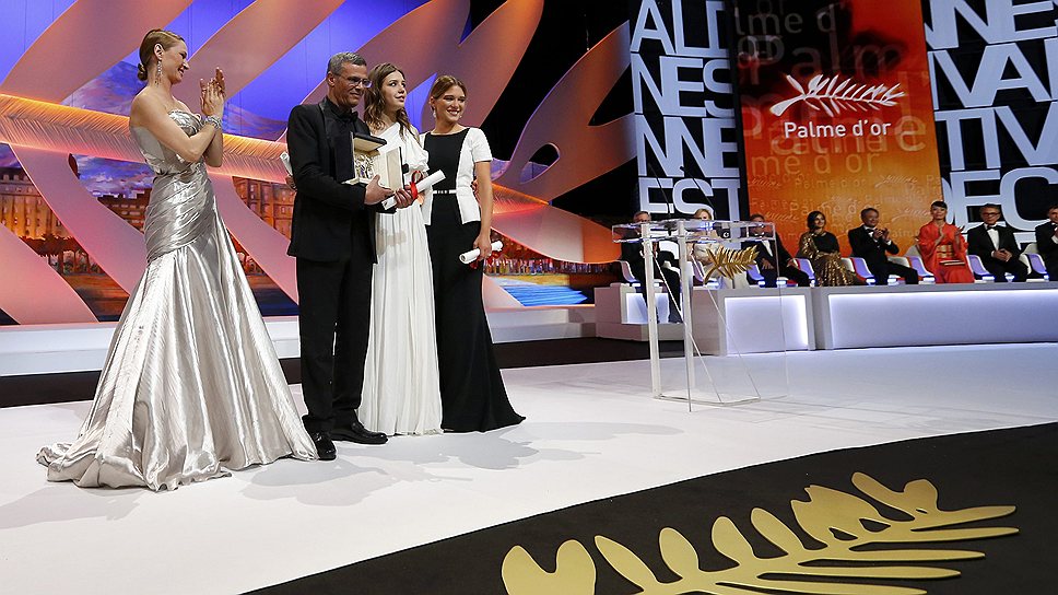 Слева направо: актриса Ума Турман, режиссер Абделатиф Кешиш и актрисы Леа Сейду и Адель Экзаркопулос во время церемонии вручения &quot;Золотой пальмовой ветви&quot;