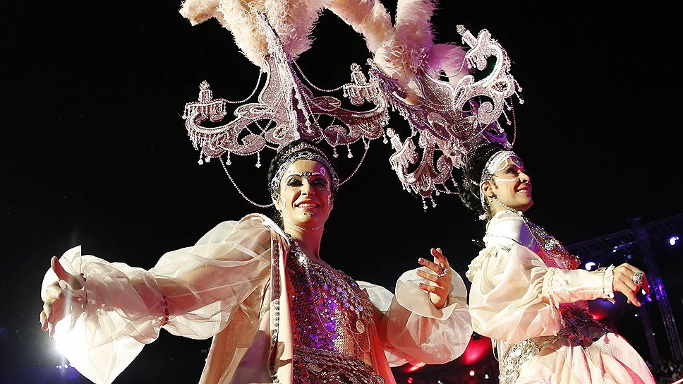 Танцоры на церемонии открытия 21-го &quot;Бала Жизни&quot; в Вене, который заканчивается гигантской дискотекой