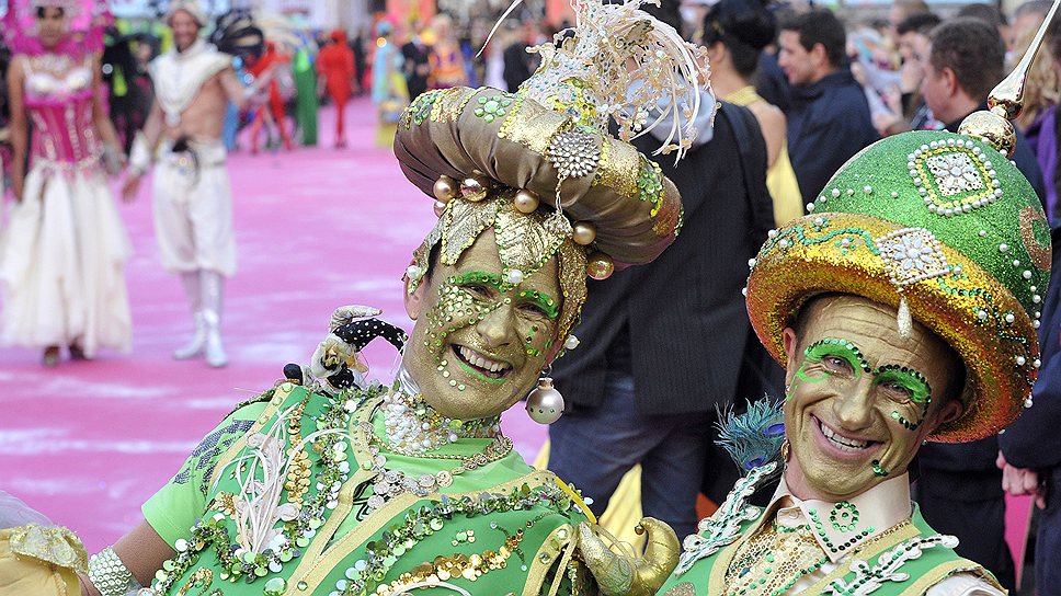 Гости бала ежегодно собираются в Ратуше и удивляют публику своими костюмами
