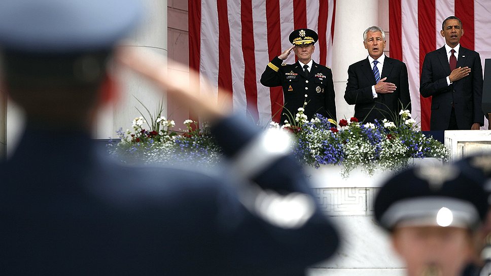 Президент США Барак Обама во время исполнения национального гимна