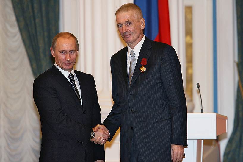 В 2007 году Владимир Путин вручил Александру Абдулову орден «За заслуги перед Отечеством» IV степени — за большой вклад в развитие театрального искусства и многолетнюю творческую деятельность