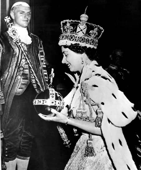 Торжественную коронацию королевы Елизаветы в Вестминстерском аббатстве 2 июня 1953 года в прямом эфире смотрели более 27 млн человек