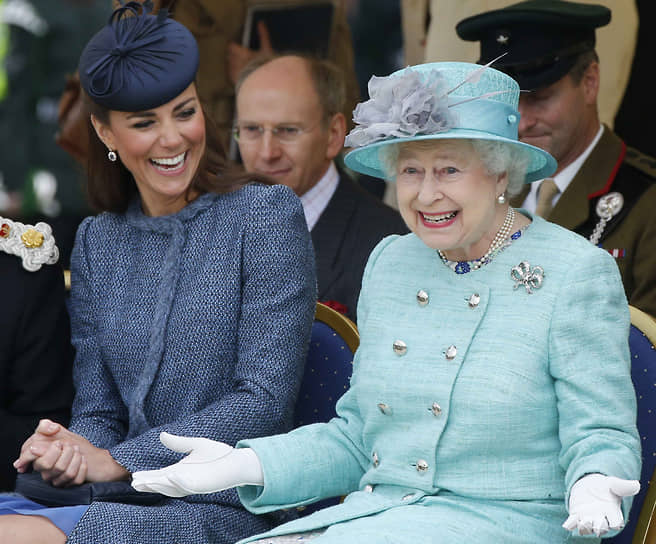 В 2011 году женился внук Елизаветы II Уильям. Избранницей 28-летнего принца стала его давняя подруга Кейт Миддлтон (на фото). Королева даровала молодоженам титул герцога и герцогини Кембриджских 