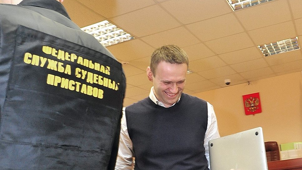 Алексей Навальный (справа)