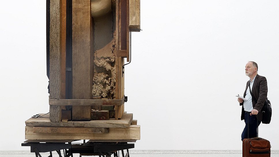 Инсталляция Working Table (&quot;Рабочий стол&quot;)датского художника Марка Мандерса