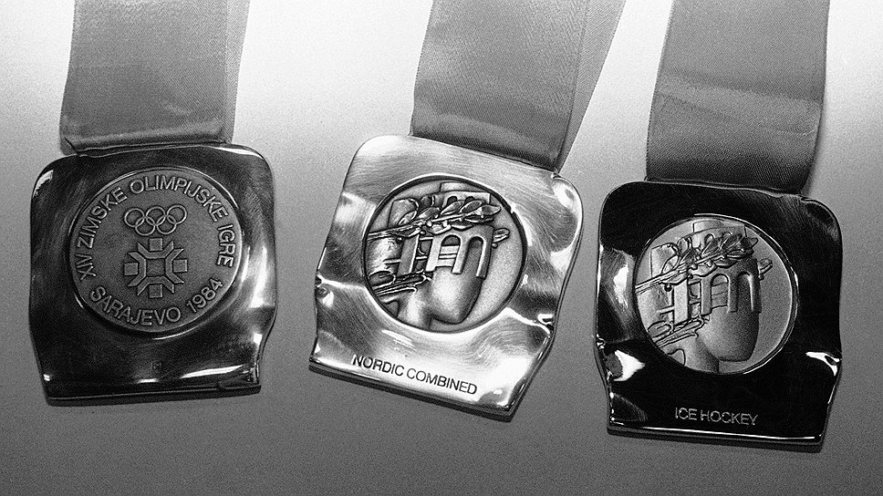 Медали Зимних Олимпийских игр 1984 года. Оргкомитет Олимпиады в 1984 году вернулся к классическому дизайну медалей 1928 года