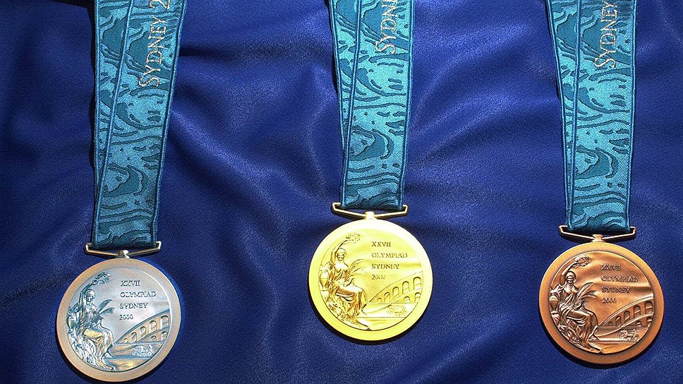 Медали Олимпийских игр 2000 года в Сиднее. Лицевая сторона медалей была сохранена в классическом дизайне, на обороте медалей были изображены здание сиднейской оперы, олимпийский факел и олимпийские кольца. Дизайнерами стали австралийцы Войцех Петраник и Брайан Томпсон
 