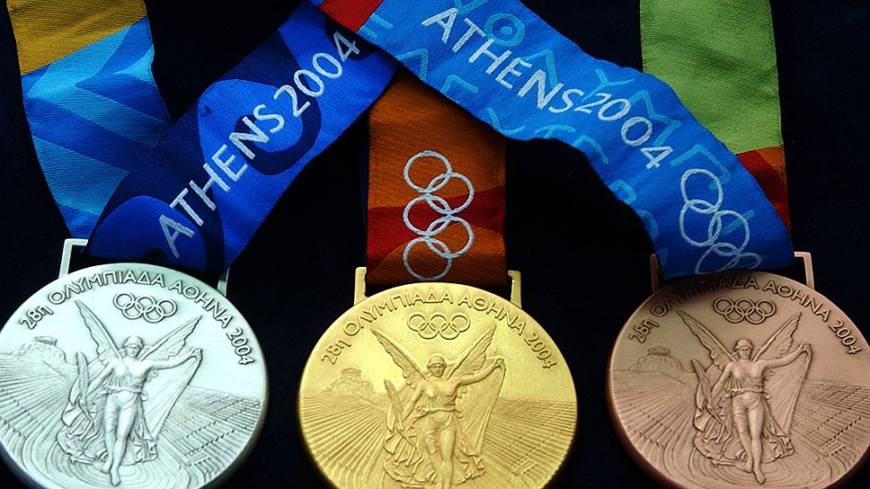 Медали зимней Олимпиады-2004 в Афинах. Греция стала единственной страной, которой МОК разрешил полностью изменить дизайн медалей. Таким образом лицевая сторона наград кардинально изменилась, впервые с 1928 года. Богиня Ника на медалях Олимпиады в Афинах идет через стадион, принося победу спортсменам 